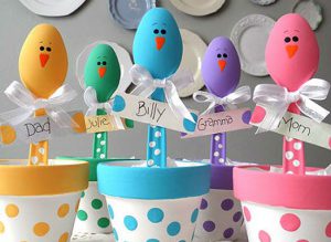 Easter place settings made with painted plastic spoons. www.womansday.com
